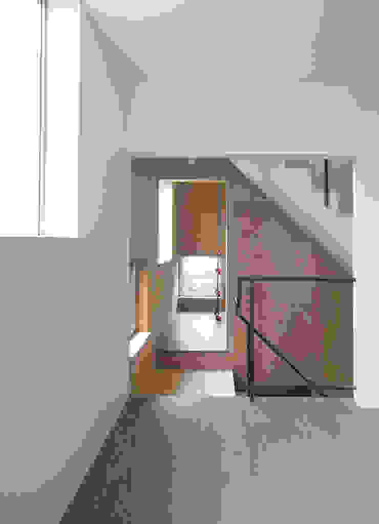 星設計室 Ingresso, Corridoio & Scale in stile moderno