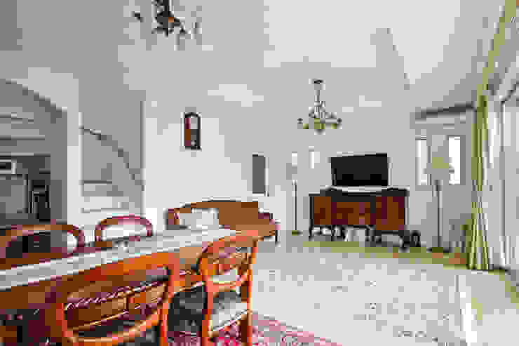アンティーク家具と暮らすロフトのある家, USMORE - アスモア（遊友建築工房） USMORE - アスモア（遊友建築工房） Living room