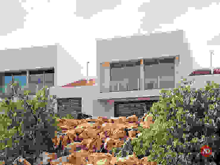 Fachada homify Moradias Betão armado Branco Moradia,Algarve,Fachada,Portimão,Arquitectura,Unifamiliar,Banda,T3,Apartamento,Férias,Alvor