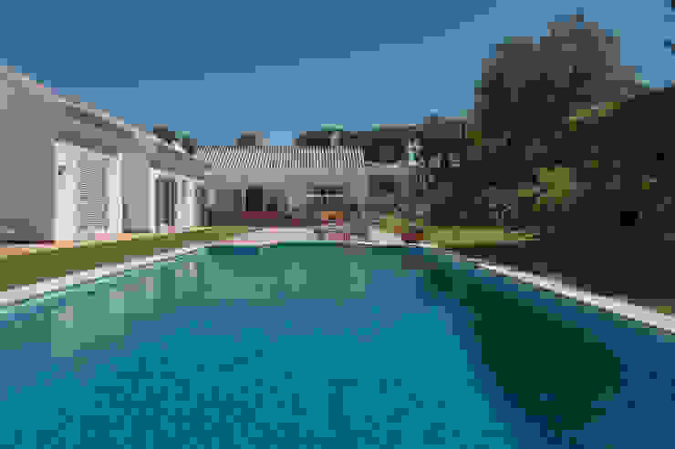 Vale do Lobo Piscinas clássicas por Zenaida Lima Fotografia Clássico