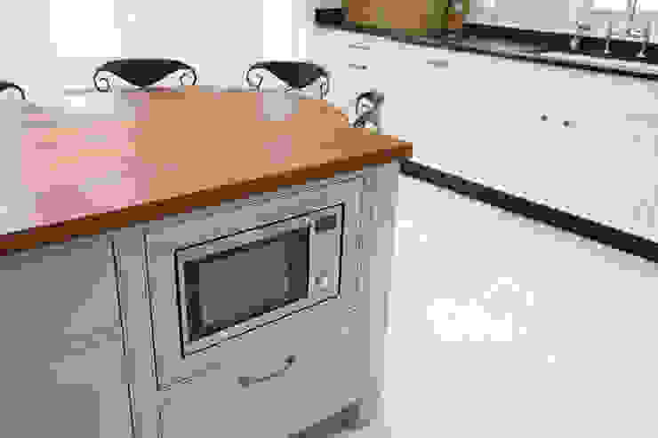 Freestanding Kitchen Sculleries of Stockbridge Moderne Küchen Elektronik
