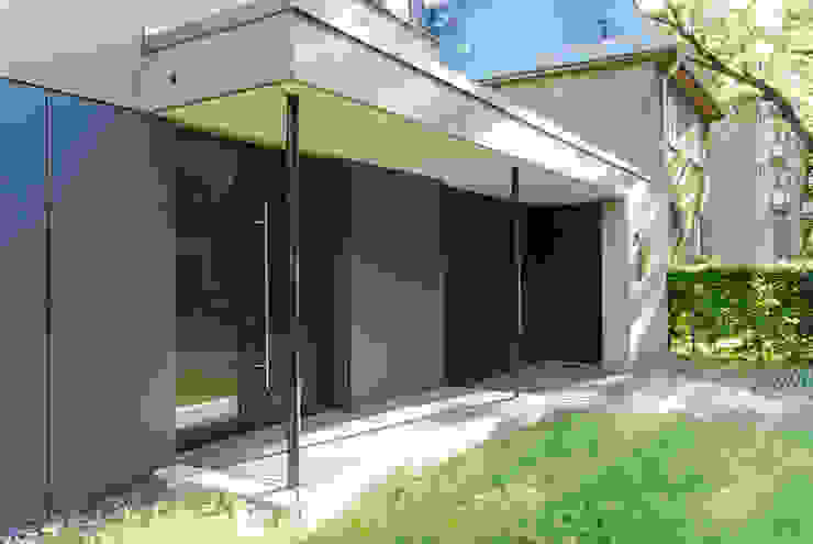 Haus TL - Neues Wohnen im historischen Umfeld, fried.A - Büro für Architektur fried.A - Büro für Architektur Moderne Häuser Eigentum,Anlage,Gebäude,Schatten,Leuchte,Grundstück,Holz,Tür,Haus,Fassade