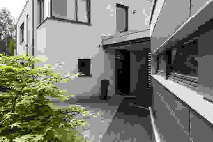 Haus S - Arbeitsbox und Sitznische, fried.A - Büro für Architektur fried.A - Büro für Architektur Moderne Häuser Eigentum,Gebäude,Fenster,Anlage,Straßenbelag,Schatten,Die Architektur,Haus,Urban design,Nachbarschaft