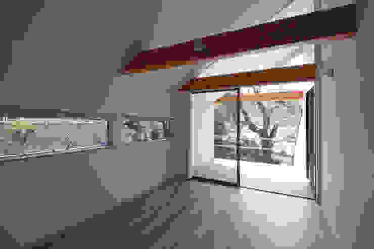 しだれ桜を囲って賑わう シンボルツリーのある家 Homify しだれ桜を囲って賑わう シンボルツリーのある家 Homify