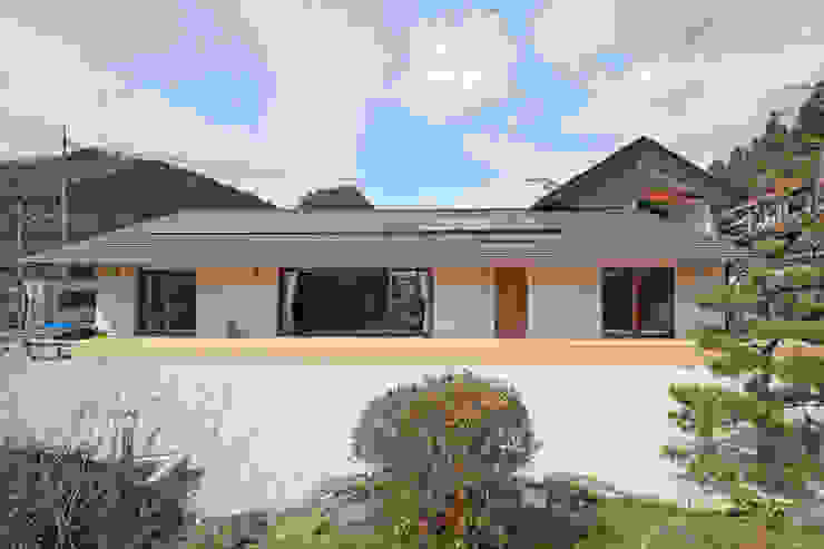しだれ桜を囲って賑わう シンボルツリーのある家 Homify しだれ桜を囲って賑わう シンボルツリーのある家 Homify