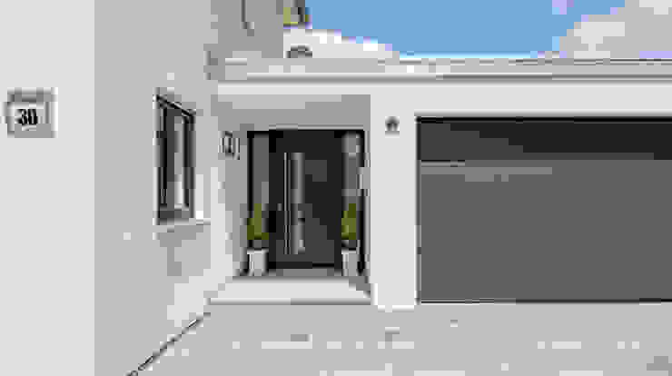 Ein Haus im Stil einer Stadtvilla der besonderen Art homify Moderne Garagen & Schuppen Weiß Stadtvilla,Eingangsbereich,Albert-Haus,Garage