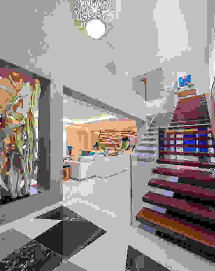 Moradia Algarve 2013 Atelier Ana Leonor Rocha Corredores, halls e escadas modernos