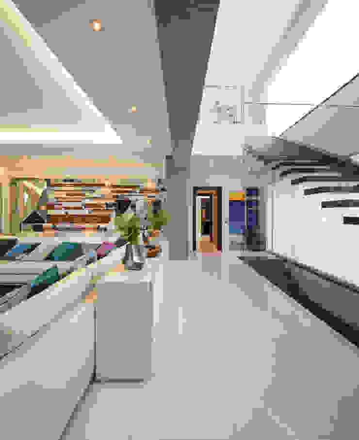 Moradia Algarve 2013 Atelier Ana Leonor Rocha Corredores, halls e escadas modernos