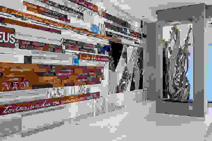 Moradia Algarve 2013 Atelier Ana Leonor Rocha Salas de estar modernas