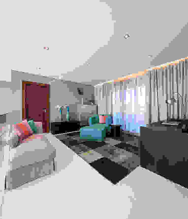 Moradia Algarve 2013 Atelier Ana Leonor Rocha Salas de estar modernas