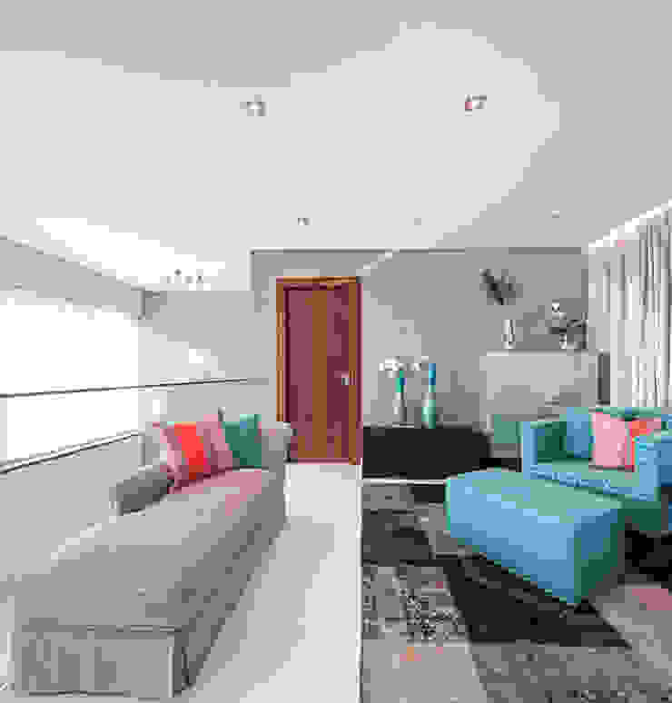 Moradia Algarve 2013 Atelier Ana Leonor Rocha Salas de estar modernas