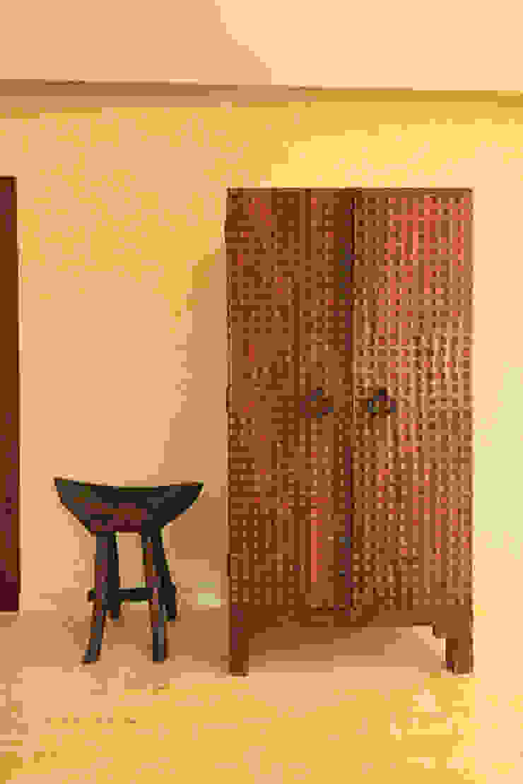 Moradia Algarve 2012 Atelier Ana Leonor Rocha Corredores, halls e escadas mediterrânicos