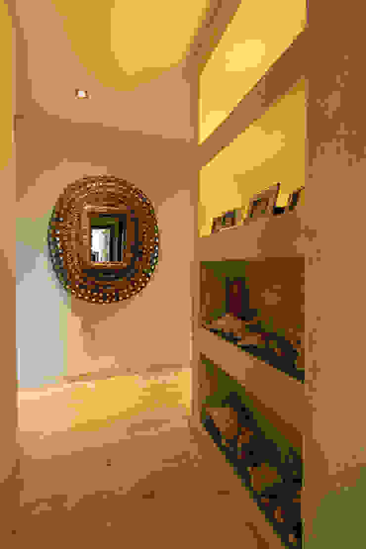 Moradia Algarve 2012 Atelier Ana Leonor Rocha Corredores, halls e escadas mediterrânicos