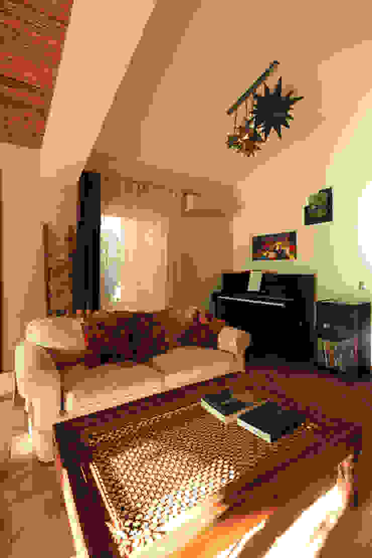 Moradia Algarve 2012 Atelier Ana Leonor Rocha Salas de estar mediterrânicas