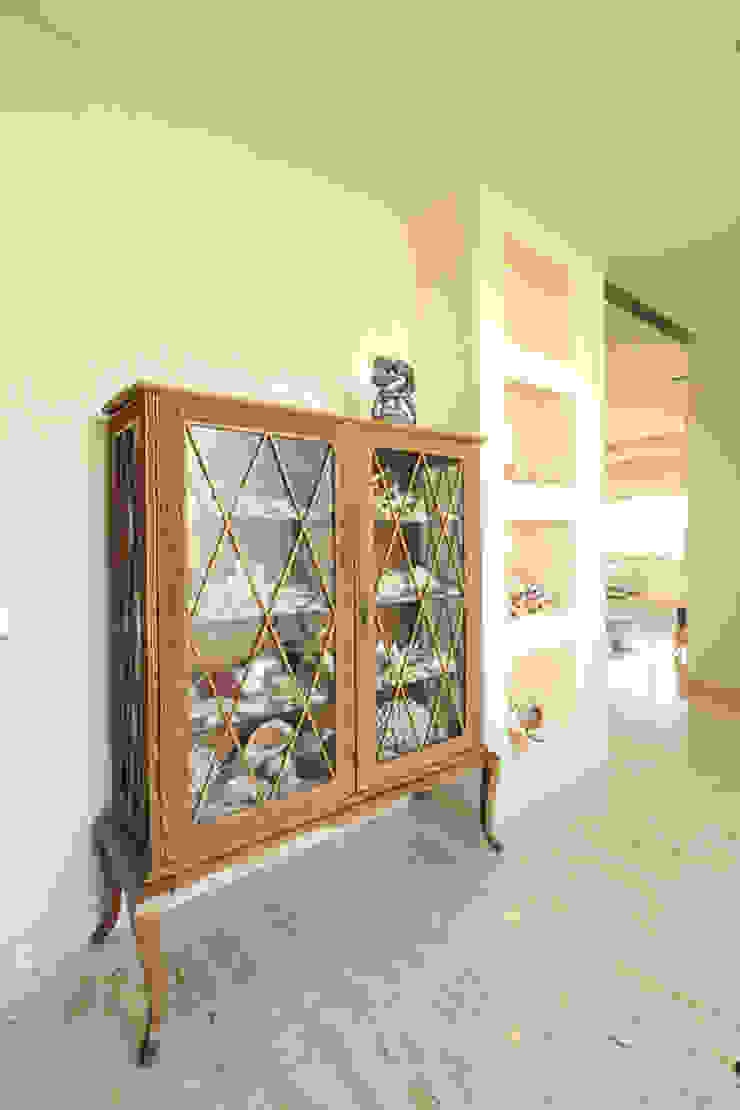 Moradia Algarve 2012 Atelier Ana Leonor Rocha Corredores, halls e escadas mediterrânicos