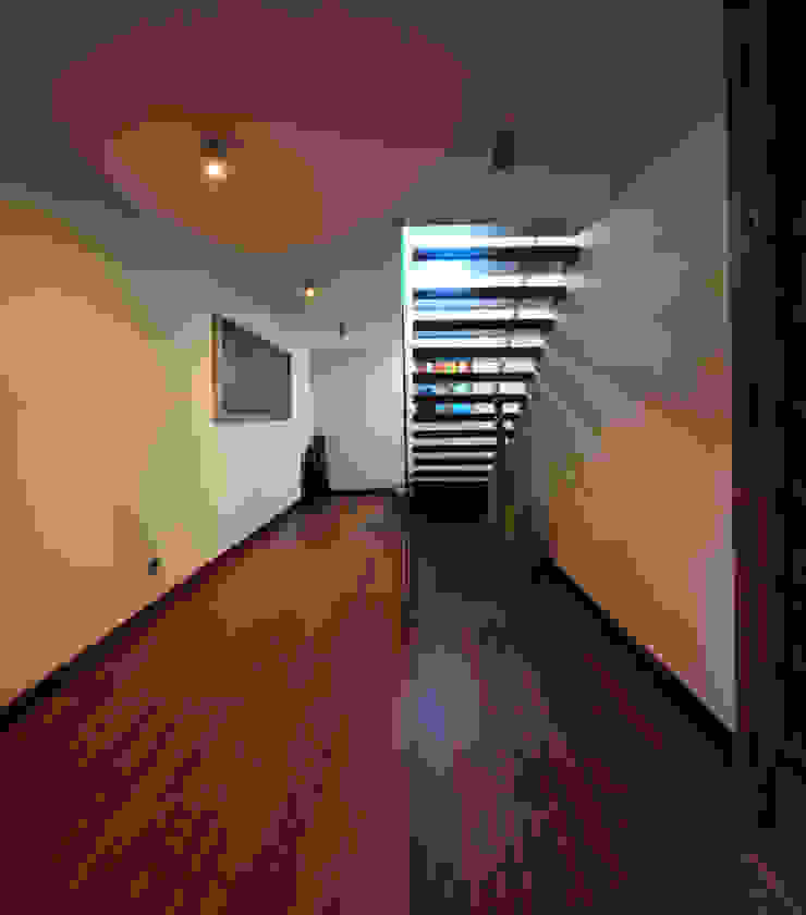 Moradia Algarve 2012 Atelier Ana Leonor Rocha Corredores, halls e escadas mediterrânicos