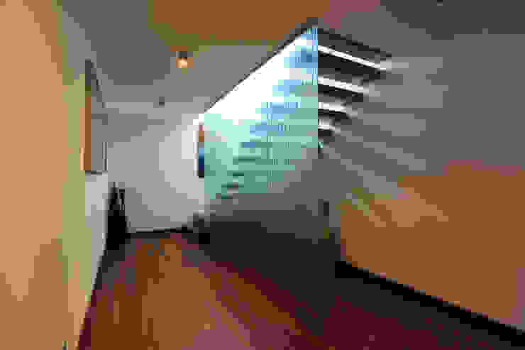 Moradia Algarve 2012 Atelier Ana Leonor Rocha Corredores, halls e escadas mediterrânicos