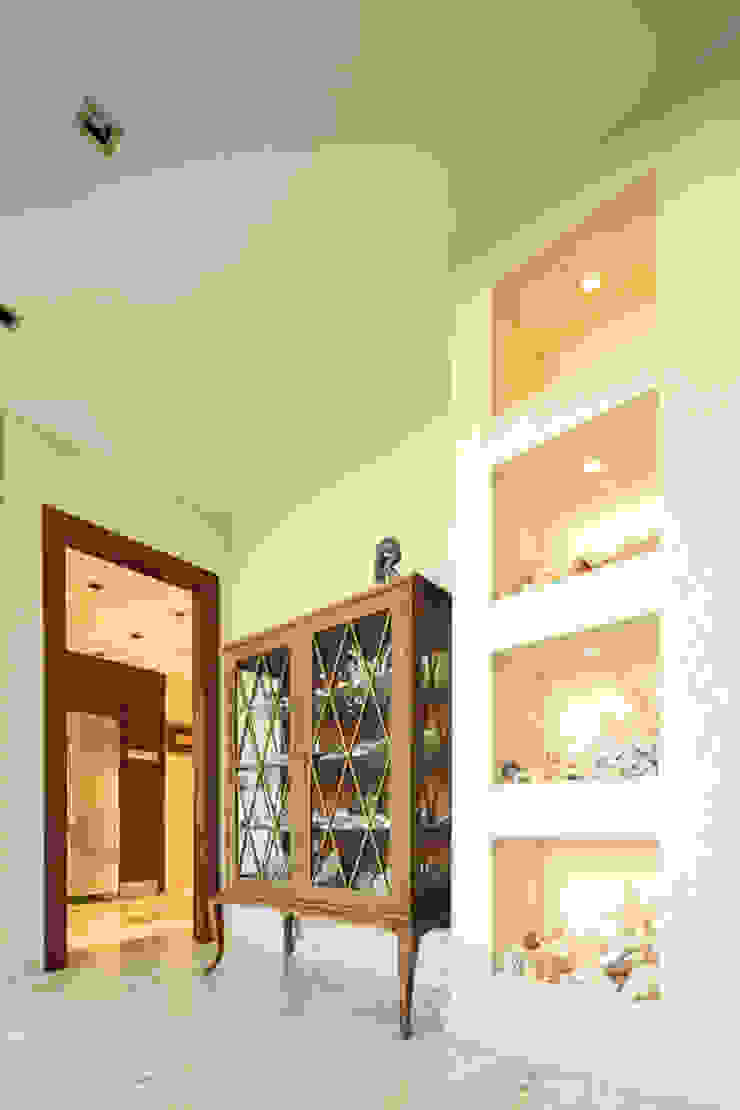 Moradia Algarve 2012 Atelier Ana Leonor Rocha Corredores, halls e escadas mediterrânicos
