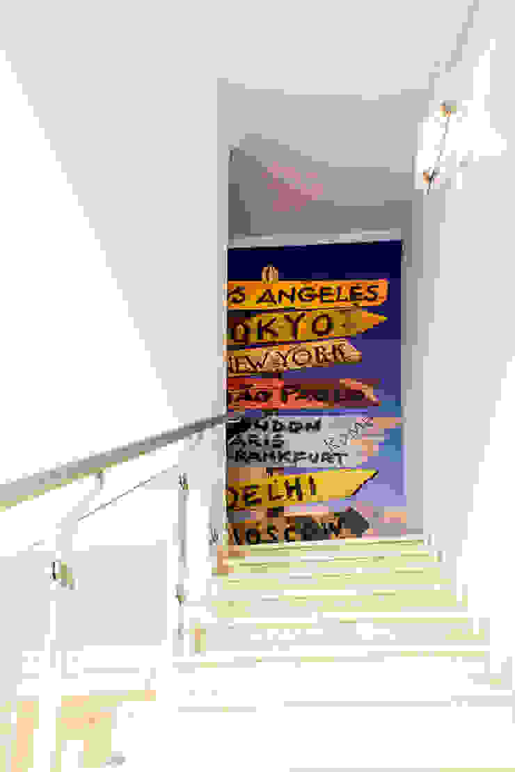 Modern Corridor, Hallway and Staircase by Atelier Ana Leonor Rocha Modern