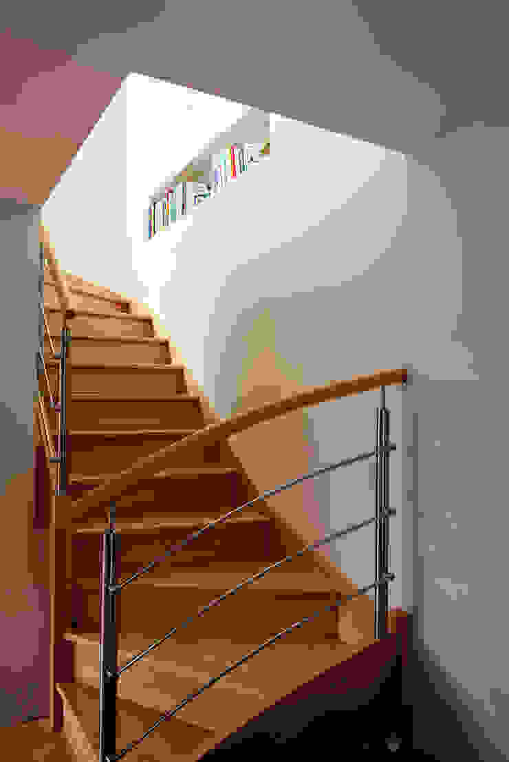 Réhabilitation d'une maison de famille, AMNIOS AMNIOS Modern corridor, hallway & stairs