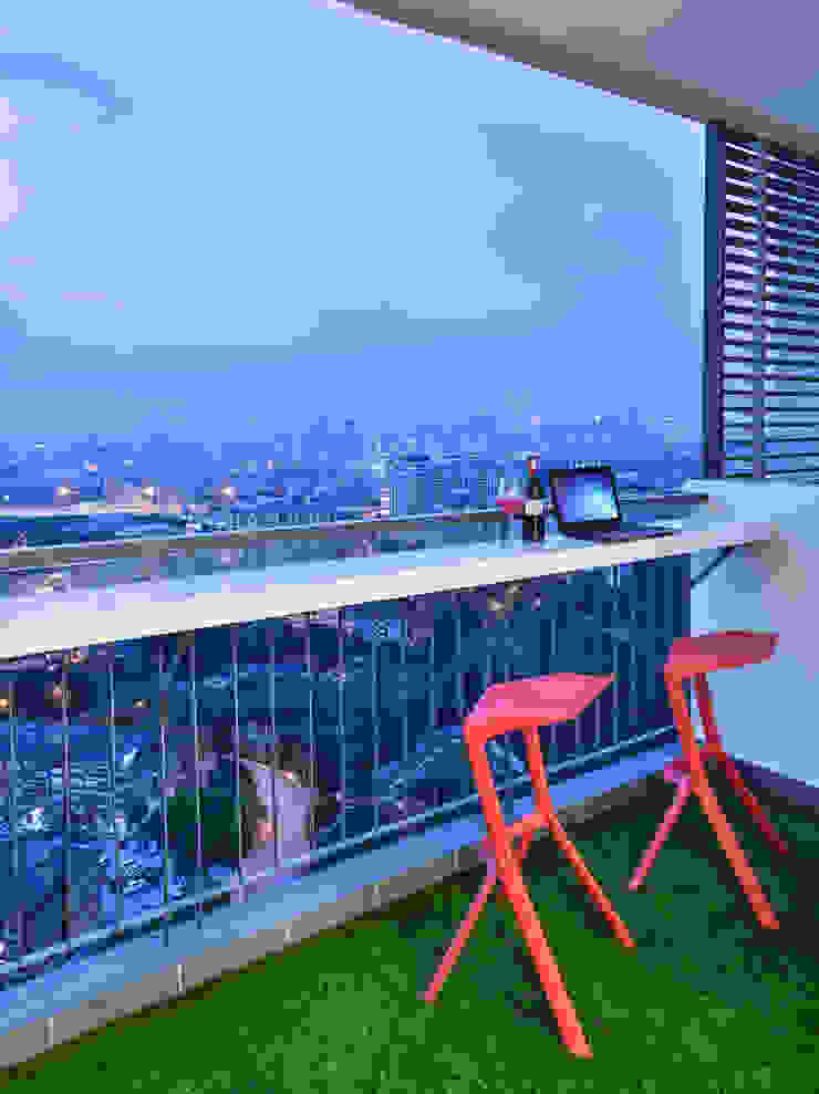 Ultramodern Loft | CONDOMINIUM, Design Spirits Design Spirits Moderner Balkon, Veranda & Terrasse