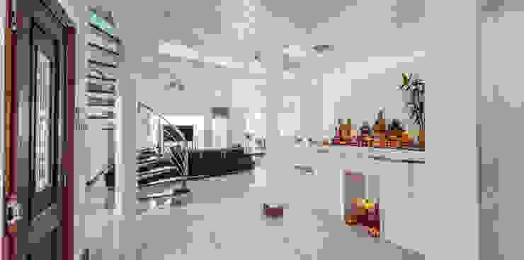 Majestic Contemporary | BUNGALOW Design Spirits Minimalist corridor, hallway & stairs