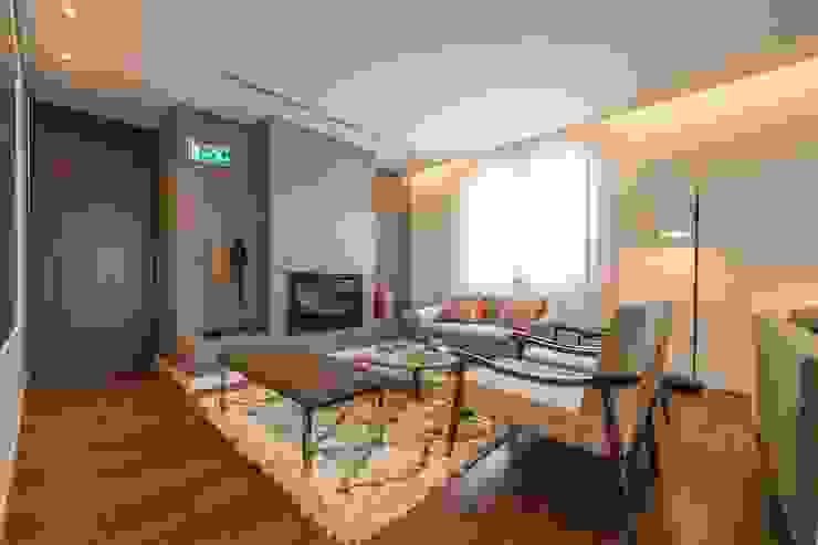 Parede de Lareira Hotéis modernos por 4Udecor Microcimento Moderno