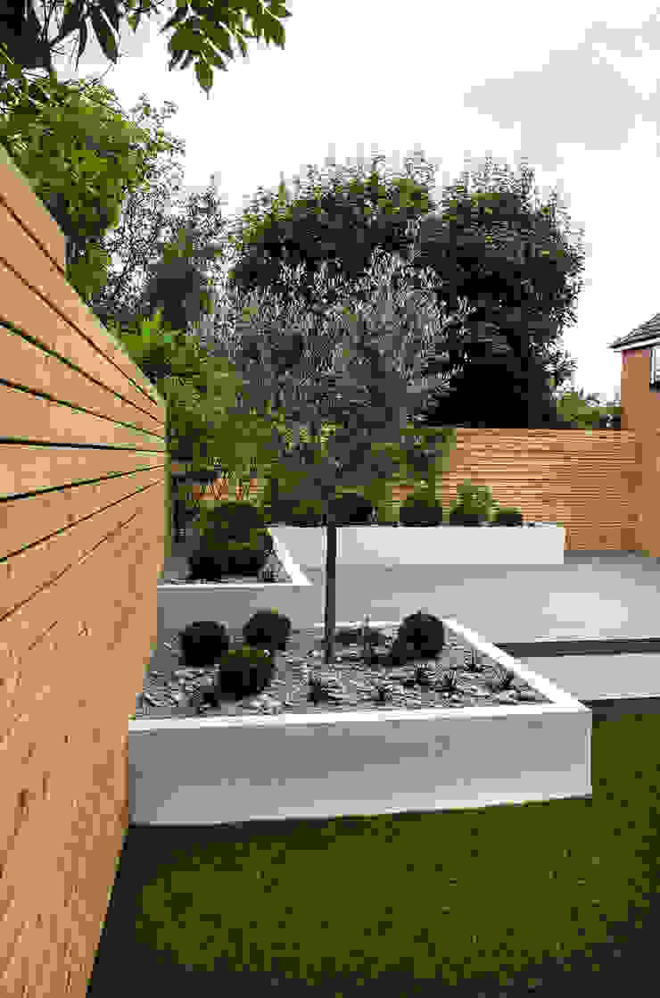 Small, low maintenance garden Yorkshire Gardens Giardino minimalista PVC artificial lawn,eco deck,simple garden