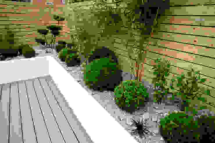 Small, low maintenance garden Yorkshire Gardens Minimalistischer Garten Holz-Kunststoff-Verbund artificial lawn,eco deck