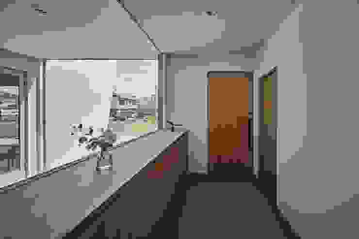 toki Architect design office Modern Corridor, Hallway and Staircase