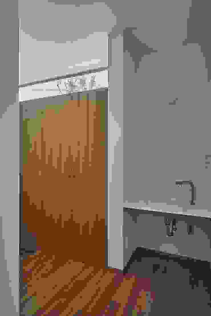 toki Architect design office Modern Corridor, Hallway and Staircase