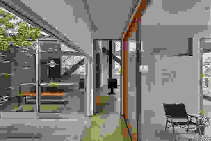 toki Architect design office Modern Corridor, Hallway and Staircase