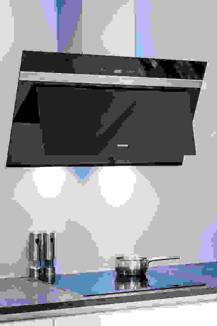 Cuisine Siematic Moderne En Laque Blanche Avec Un Ilot Central A Rennes Hotte Siemens Cuisine Minimaliste Par Idkrea Minimaliste Homify