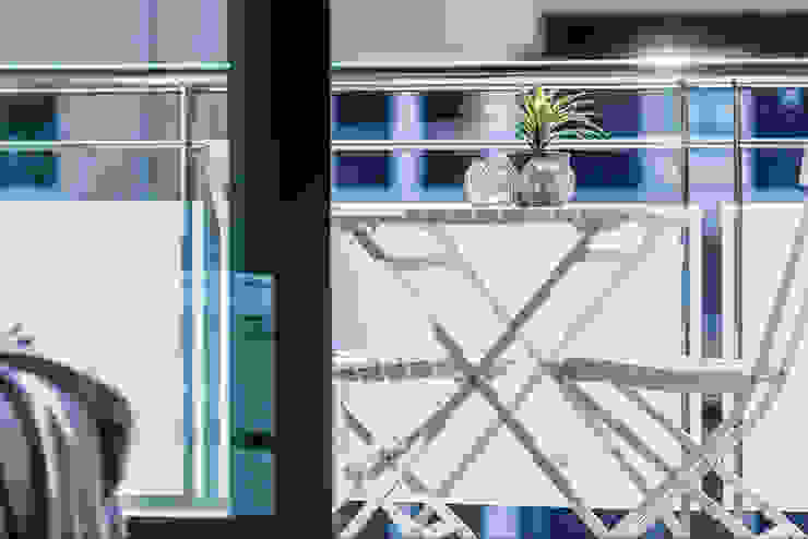 Балкон и терраса в стиле модерн от Estibaliz Martín Interiorismo Модерн
