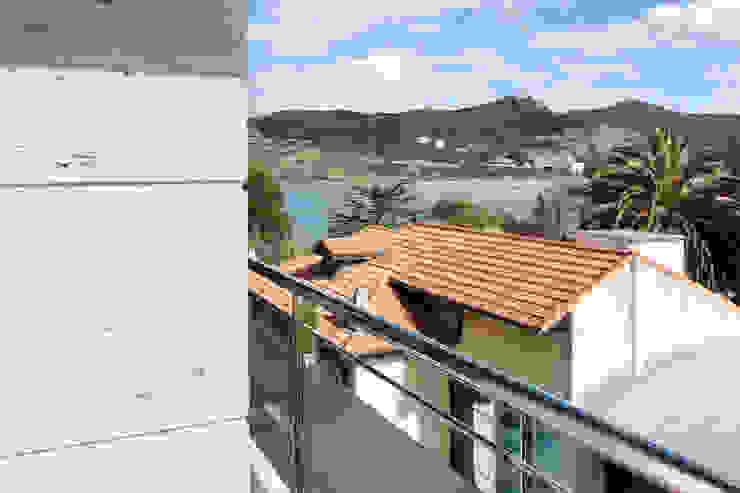 Балкон и терраса в стиле модерн от Estibaliz Martín Interiorismo Модерн