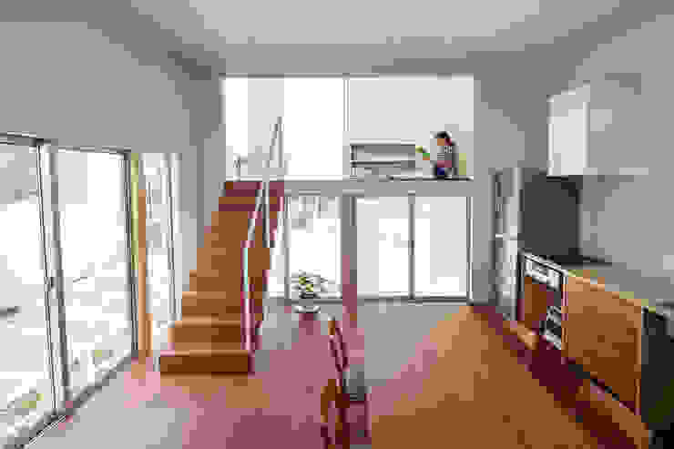 住居と園庭, 松浦荘太建築設計事務所 松浦荘太建築設計事務所 Modern Living Room