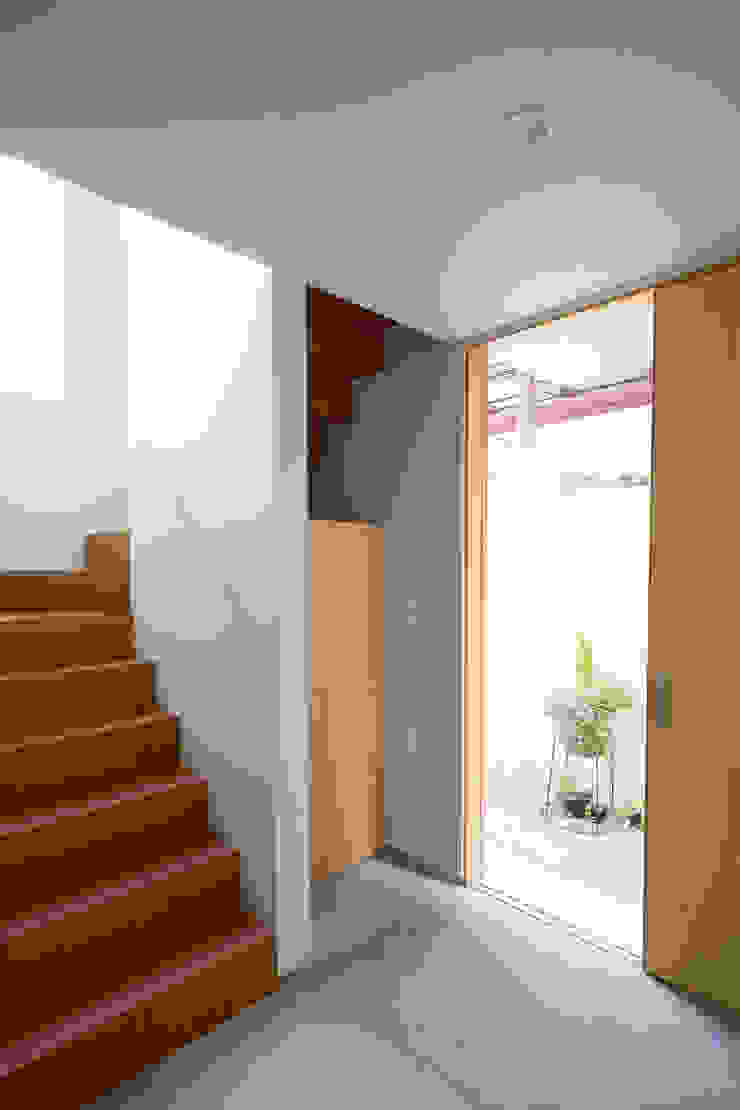 住居と園庭, 松浦荘太建築設計事務所 松浦荘太建築設計事務所 Modern Corridor, Hallway and Staircase