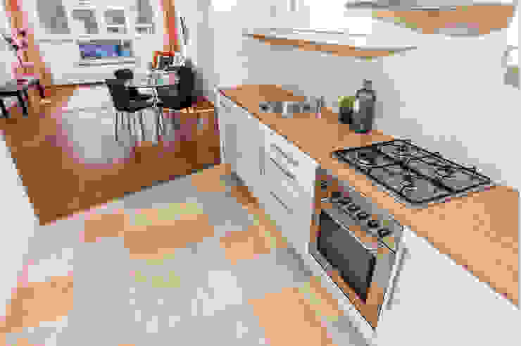 Tweedekans voor de oude vinyl vloer Aileen Martinia interior design - Amsterdam Moderne keukens Hout Beige keuken,vloer,vinyl,beige,creme,vanilie,grijs,rechte,moderne,houten,werkblad,kunstof