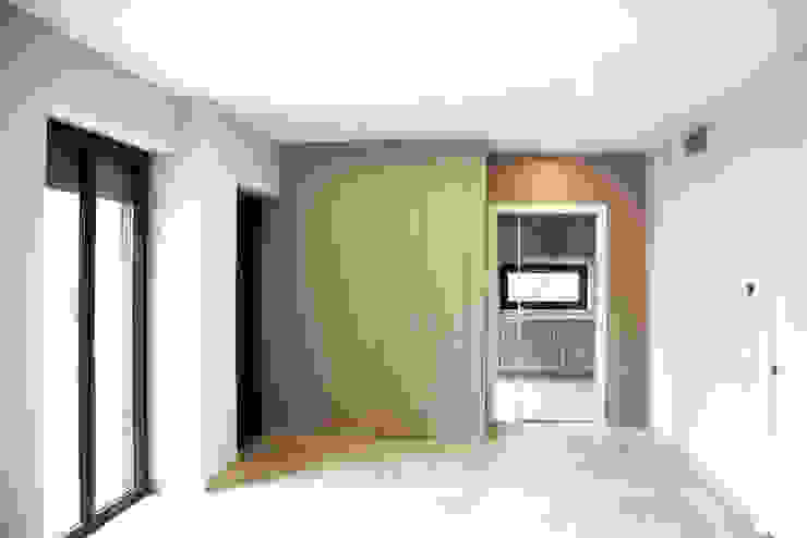Fabio Ricchezza architetto Modern Corridor, Hallway and Staircase Ceramic