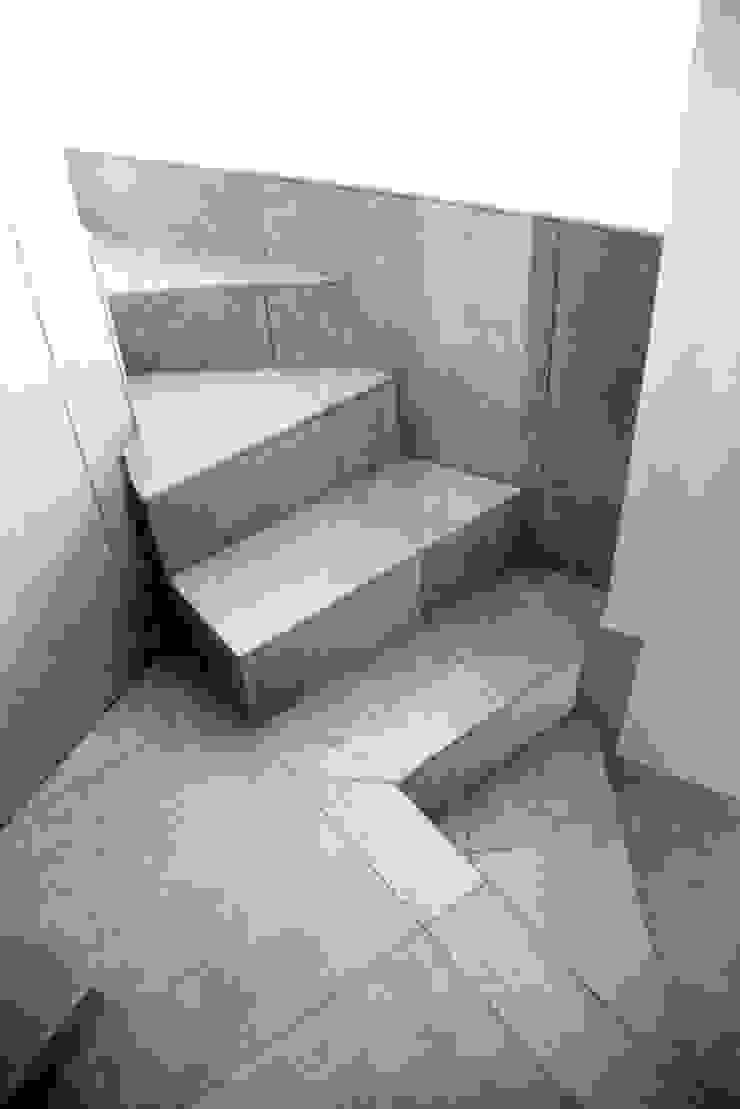 Fabio Ricchezza architetto Modern Corridor, Hallway and Staircase Ceramic