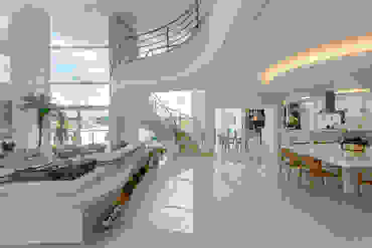 Arquiteto Aquiles Nícolas Kílaris Livings de estilo moderno Blanco