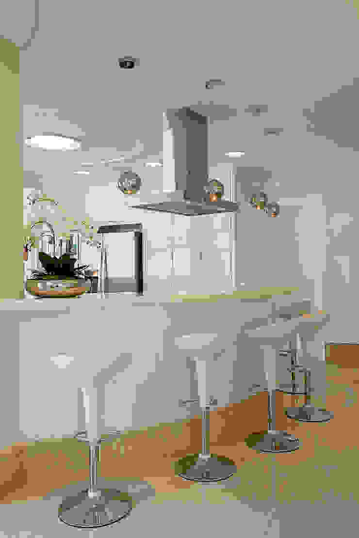 Arquiteto Aquiles Nícolas Kílaris Cocinas de estilo moderno Blanco