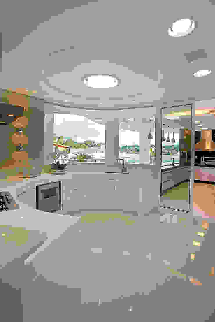 Arquiteto Aquiles Nícolas Kílaris Cocinas de estilo moderno Blanco
