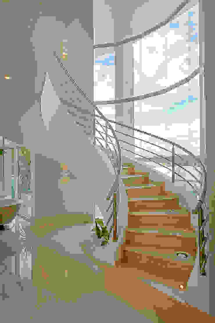 Arquiteto Aquiles Nícolas Kílaris Pasillos, vestíbulos y escaleras modernos Mármol Beige