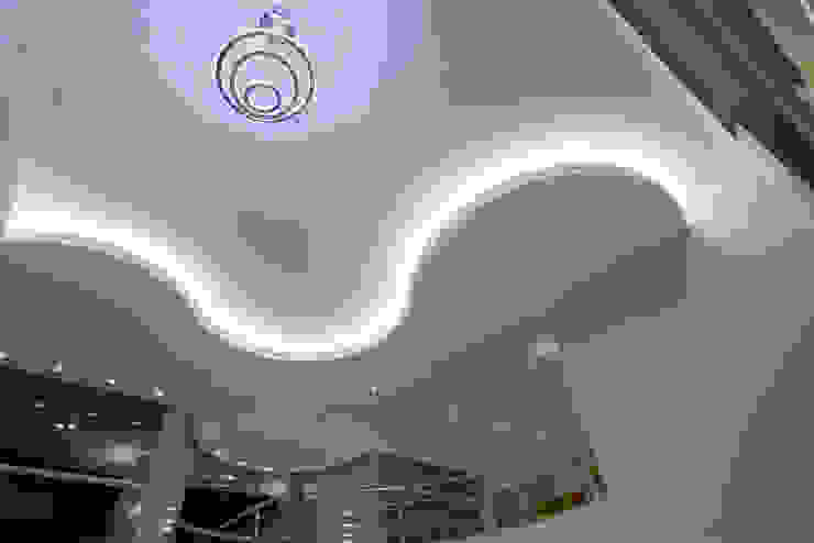 Arquiteto Aquiles Nícolas Kílaris Livings de estilo moderno Granito Blanco