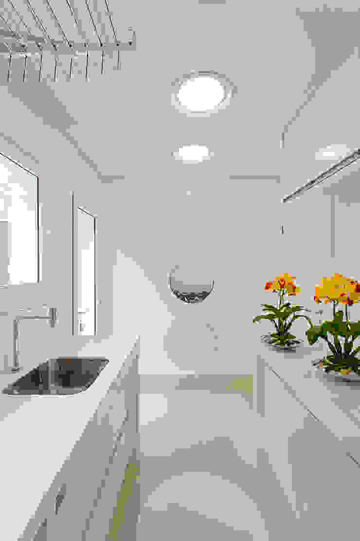 Arquiteto Aquiles Nícolas Kílaris Paredes y pisos modernos Blanco