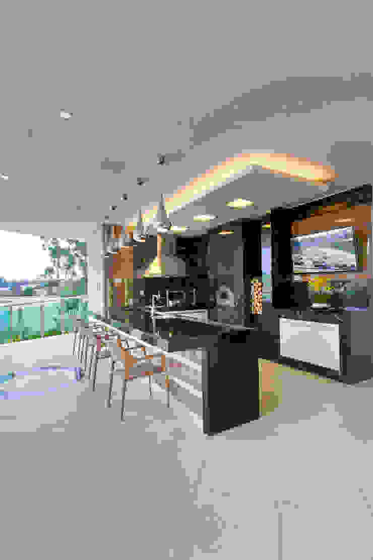 Arquiteto Aquiles Nícolas Kílaris Balcones y terrazas modernos Mármol Negro