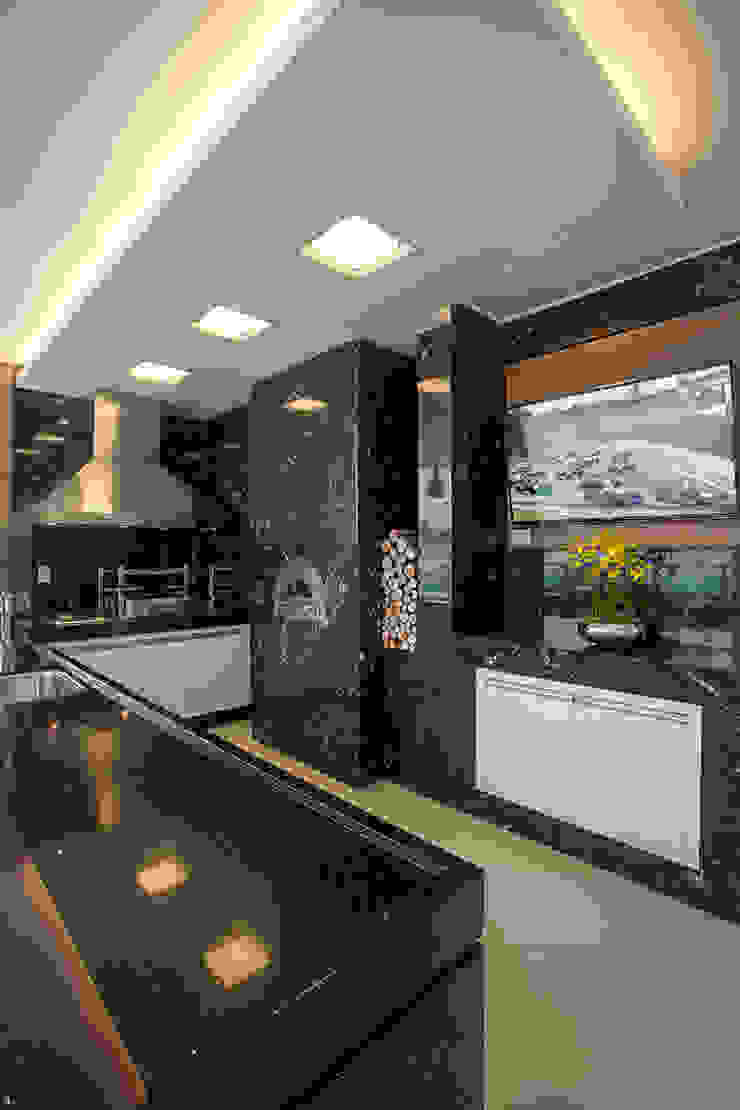 Arquiteto Aquiles Nícolas Kílaris Balcones y terrazas modernos Mármol Negro