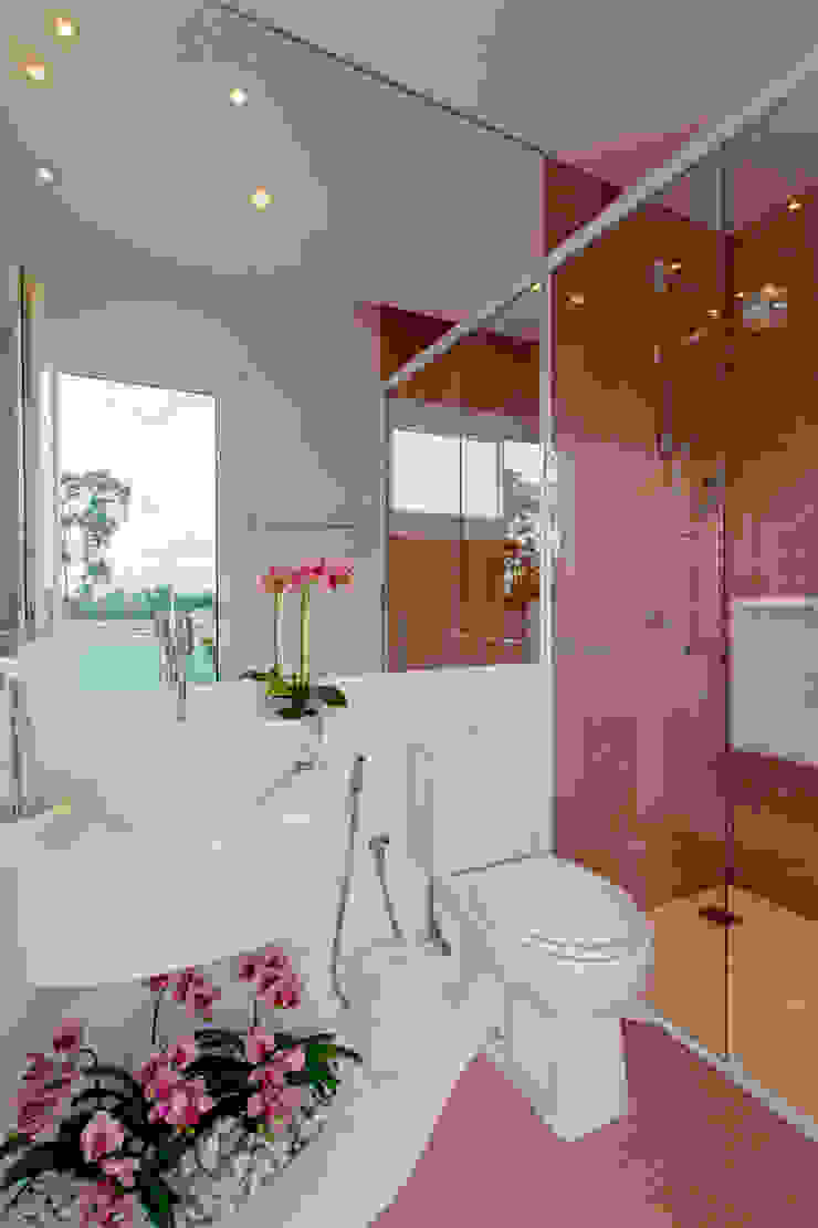 Arquiteto Aquiles Nícolas Kílaris Baños de estilo moderno Rojo