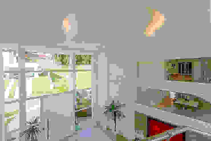 Arquiteto Aquiles Nícolas Kílaris Livings de estilo moderno Blanco